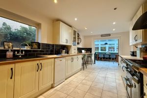 Kitchen/Breakfast Room- click for photo gallery